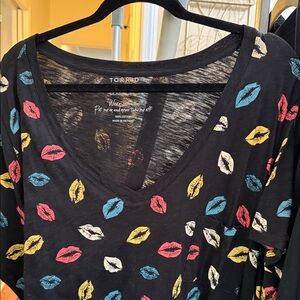 Black kisses short sleeve tee Torrid black multiple colors. NWOT